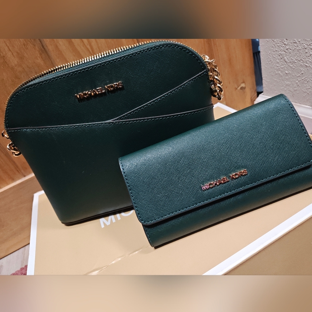 NEW Michael Kors Green Crossbody purse with wallet - Picture 2 of 5